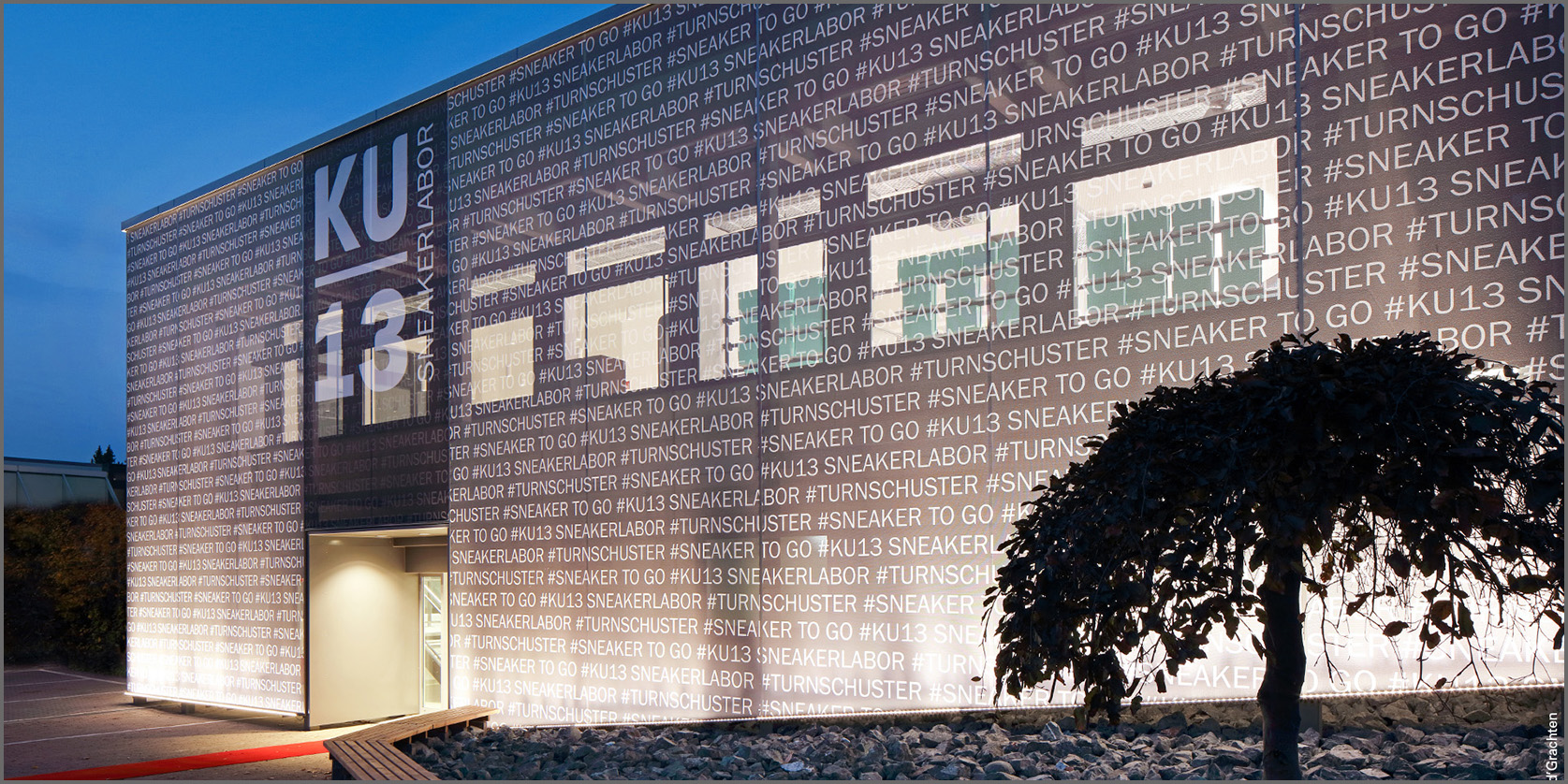 facciata di un edificio in tessuto con delle scritte in evidenza