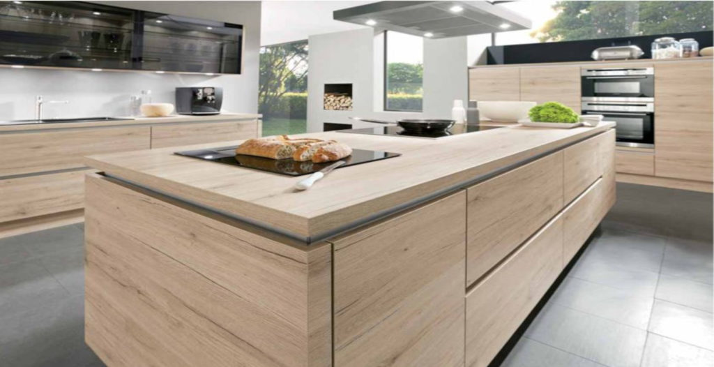 Cucina con isola in legno