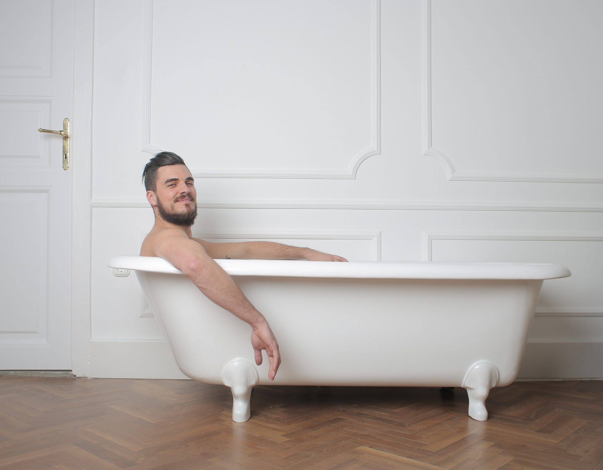 uomo in un bagno arredato in stile minimal