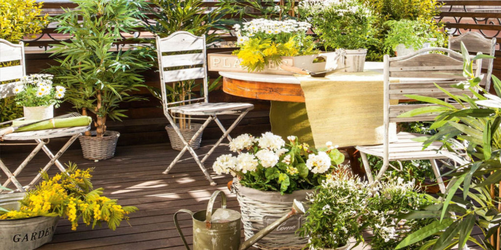 un giardino  arredato in una terrazza